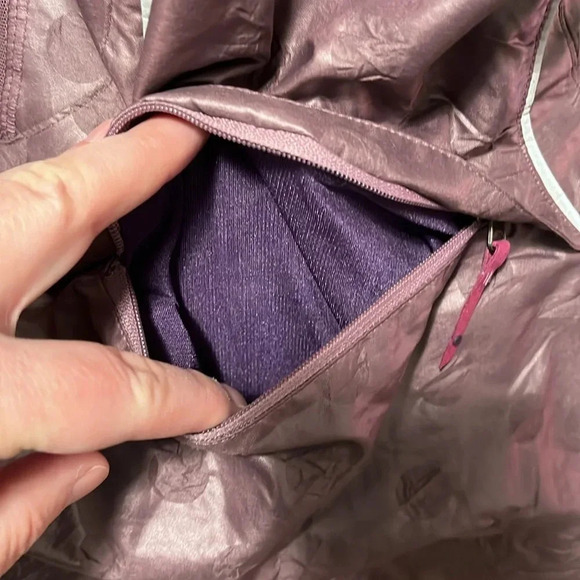 Lululemon Limited Edition Velocity Plum Embossed Dot Running Jacket - Picture 13 of 17